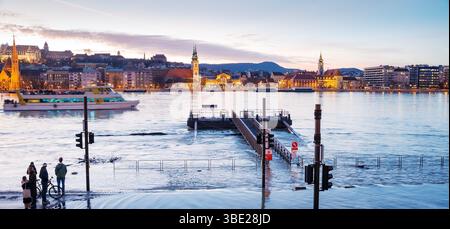 La vista del fiume sfoggiava le sue sponde contro la città vecchia di Budapest Foto Stock