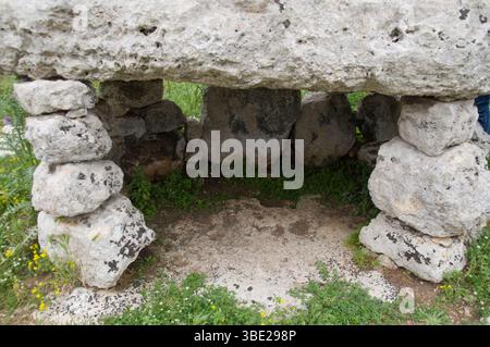 All'interno del Dolmen li Scusi a Minervino, Lecce, Italia Foto Stock