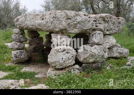 Dolmen li Scusi a Minervino, Lecce, Italia Foto Stock