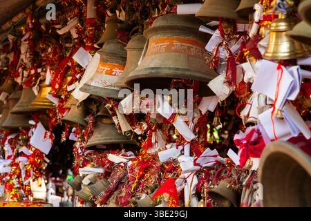 Tempio di Golu Devta: Migliaia di campane nel sito sacro nel famoso tempio campanile di Almora, Uttarakhand Foto Stock