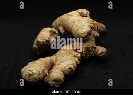 Rizoma allo zenzero fresco isolato su sfondo nero - Macro Food Shot Foto Stock