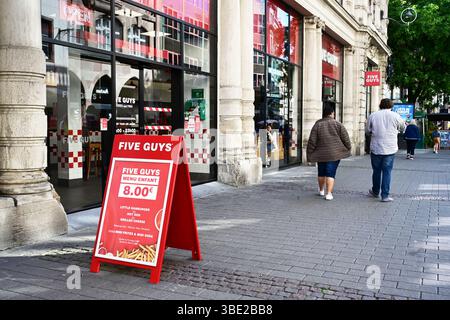 Insegna da marciapiede ristorante Five Guys hamburger Foto Stock