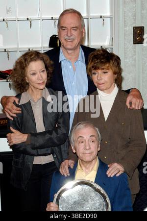 Connie Booth, John Cleese, Prunella Scales e Andrew Sachs in una conferenza stampa per annunciare l'imminente rilascio di due episodi speciali di "Fawlty Towers", in commemorazione del 30° anniversario dello spettacolo, tenutosi presso il Navy and Military Club di St James' Square a Londra - 6 maggio 2009 Foto Stock