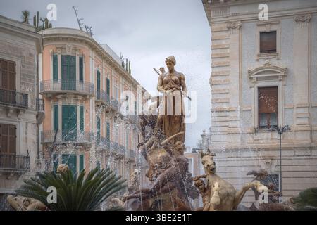 La grande Fontana di Diana a Ortigia presenta sculture intricate e acqua rinfrescante, Siracusa, Sicilia, Italia Foto Stock