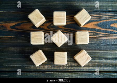 Vista dall'alto dei blocchi di legno disposti a pianta circolare su fondo rustico in legno. Foto Stock