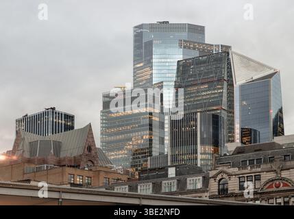 Londra, Regno Unito - 7 maggio 2025 - la magnifica vista dal Tower Bridge ai grattacieli del Financial District nella City di Londra. Usalo come Wallpape Foto Stock