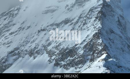 Una vista del Cervino e dell'Hornlihutte, presa dal Glacier Trail da Trockener Steg a Schwarzsee, Zermatt, Svizzera Foto Stock