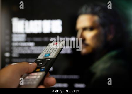 Belgrado, Serbia - 22 maggio 2025: Guardare la serie TV The Last of Us su HBO. La storia si basa su un mondo post-apocalittico in cui funghi e funghi avevano preso piede Foto Stock