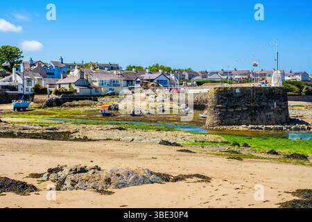 Il porto di Cemaes Bay sulla costa nord di Anglesey / Ynys Mon, Galles Foto Stock