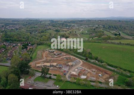 Nuova costruzione di immobili residenziali in costruzione ai margini di Bewdley, Worcestershire, Severn Valley Railway e West Midland Safari Park sullo sfondo, Foto Stock