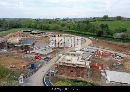 Nuova costruzione di immobili residenziali in costruzione ai margini di Bewdley, Worcestershire, Severn Valley Railway e West Midland Safari Park sullo sfondo, Foto Stock