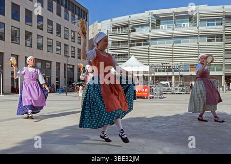 Canti e danze tradizionali. La Garriga Lengadociana. Festum totale. Montpellier, Occitanie, Francia Foto Stock