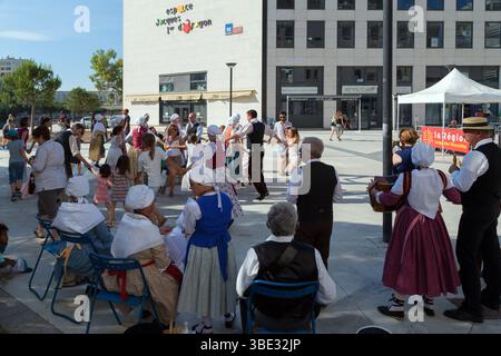 Canti e danze tradizionali. La Garriga Lengadociana. Festum totale. Montpellier, Occitanie, Francia Foto Stock