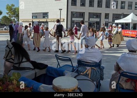Canti e danze tradizionali. La Garriga Lengadociana. Festum totale. Montpellier, Occitanie, Francia Foto Stock