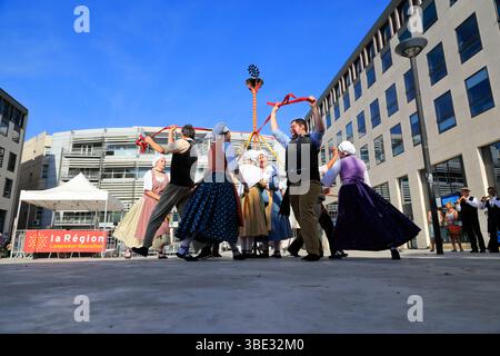 Canti e danze tradizionali. La Garriga Lengadociana. Festum totale. Montpellier, Occitanie, Francia Foto Stock