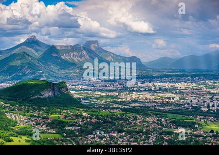 Francia, Isere, Varces-Allieres-et-Risset, panorama di Grenoble e del massiccio della Chartreuse dalle colline pedemontane del Vercors Foto Stock