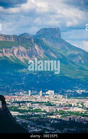 Francia, Isere, Varces-Allieres-et-Risset, panorama di Grenoble e del massiccio della Chartreuse dalle colline pedemontane del Vercors Foto Stock