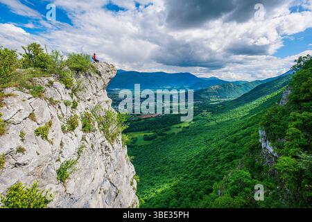 Francia, Isere, Varces-Allieres-et-Risset, Parco naturale regionale del Vercors, belvedere della Strega ai piedi del massiccio del Vercors Foto Stock