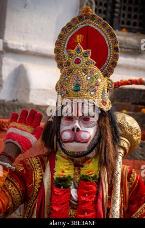 India, Kathmandu, Tempio Pashupatinath, Shivaratri Frestival, uomo vestito da dio della scimmia Hanuman Foto Stock