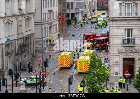 Liverpool, Regno Unito. 26 maggio 2025. Gli agenti di polizia e gli addetti alle emergenze sono ritratti sulla scena di un incidente in cui un'auto è stata arata in una folla che celebra la vittoria del Liverpool Football Club in Premier League a Liverpool, in Gran Bretagna, 26 maggio 2025. Dozzine di persone, tra cui quattro bambini, sono rimaste ferite dopo che un'auto è stata arata in una folla che celebra la vittoria della Premier League del Liverpool Football Club nella città britannica, hanno detto i servizi di emergenza lunedì. Crediti: Xinhua/Alamy Live News Foto Stock