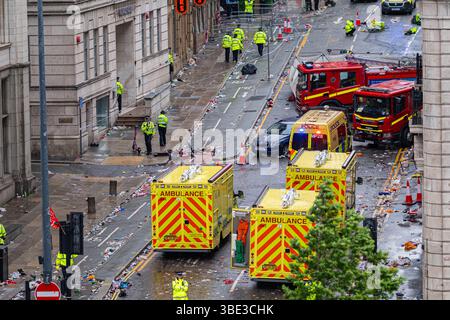 Liverpool, Regno Unito. 26 maggio 2025. Gli agenti di polizia e gli addetti alle emergenze sono ritratti sulla scena di un incidente in cui un'auto è stata arata in una folla che celebra la vittoria del Liverpool Football Club in Premier League a Liverpool, in Gran Bretagna, 26 maggio 2025. Dozzine di persone, tra cui quattro bambini, sono rimaste ferite dopo che un'auto è stata arata in una folla che celebra la vittoria della Premier League del Liverpool Football Club nella città britannica, hanno detto i servizi di emergenza lunedì. Crediti: Xinhua/Alamy Live News Foto Stock