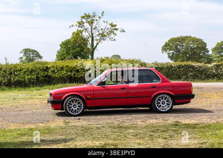 Anni '1988 80 Ottanta Red BMW 318I Auto berlina benzina 1795 cc;, BMW serie 3 manuale, 5 velocità guida a destra; 2025 ruote in su nord, evento cultura dell'auto, evento modificato classico, evento di auto sportive e supercar, Longridge, Inghilterra, Regno Unito Foto Stock