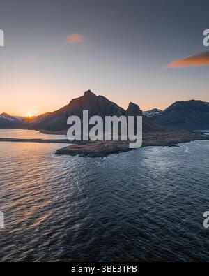 Alba sul monte Eystrahorn e sulla costa atlantica nell'Islanda orientale Foto Stock