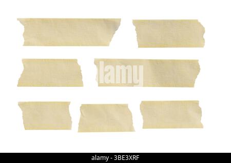 Strisce di nastro di mascheratura strappate che formano un elemento di design adesivo testurizzato, perfetto per progetti creativi e spazi vuoti. Isolato Foto Stock