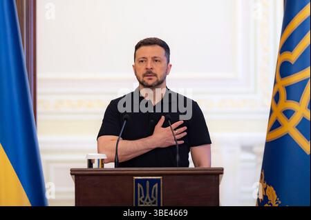 Kiev, Ucraina. 27 maggio 2025. Il presidente ucraino Volodymyr Zelenskyy, sta per inno nazionale durante una cerimonia di premiazione in onore delle forze speciali e dei membri della famiglia nella sala premi del Palazzo Mariinsky, 27 maggio 2025, a Kiev, Ucraina. Zelenskyy decretò che il 27 maggio sarà ora il giorno delle forze speciali. Credito: Presidenza Ucraina/Ufficio stampa presidenziale ucraino/Alamy Live News Foto Stock