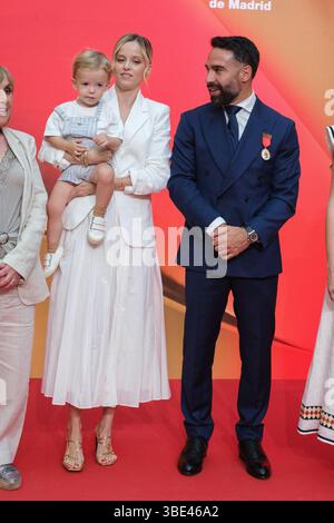 Madrid, Spagna. 27 maggio 2025. Daphne Cañizares e Daniel Carvajal durante la medaglia d'oro dell'amministrazione regionale al calciatore del Real Madrid Daniel Carvajal, al Real Casa de Correos, il 27 maggio 2025 a Madrid, Spagna. (Foto di Oscar Gonzalez/Sipa USA) credito: SIPA USA/Alamy Live News Foto Stock
