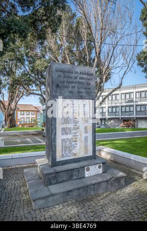 Monumento commemorativo alla guerra ai soldati caduti d'oltremare nella piazza della città di Angra do Heroismo. Memoriale delle guerre coloniali portoghesi, monumento in granito, ciottoli p Foto Stock