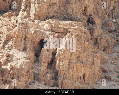 Grotta n. 1 prima scoperta Grotte nella scogliera di Marl presso il sito archeologico di Qumran sulla riva del Mar morto, in Cisgiordania, Israele, il sito di Qumran Foto Stock