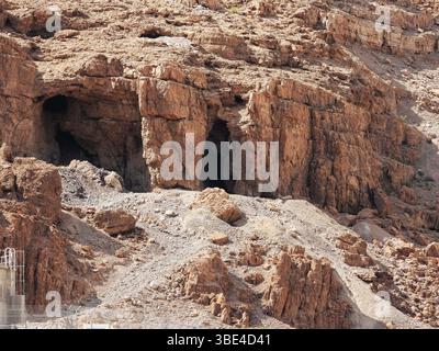 Grotta n. 1 prima scoperta Grotte nella scogliera di Marl presso il sito archeologico di Qumran sulla riva del Mar morto, in Cisgiordania, Israele, il sito di Qumran Foto Stock