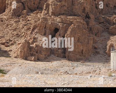 Grotta n. 1 prima scoperta Grotte nella scogliera di Marl presso il sito archeologico di Qumran sulla riva del Mar morto, in Cisgiordania, Israele, il sito di Qumran Foto Stock