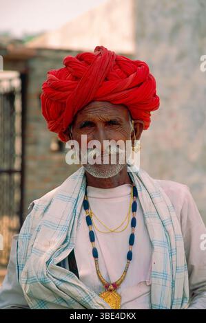 Un uomo anziano in abbigliamento tradizionale nel Rajasthan, India Foto Stock