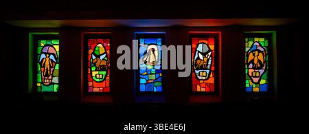 Vetrate colorate di Victor Sparre nella Chiesa Immanuel (tedesco: Immanuelkirche; norvegese: Immanuelkirken) una chiesa protestante nell'America-G. Foto Stock