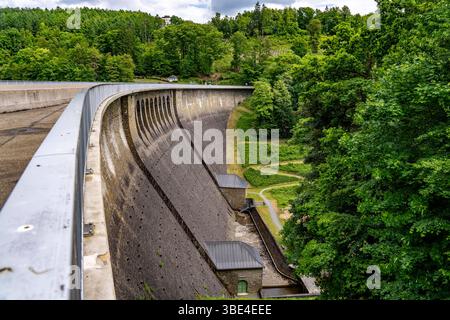 Die Aggertalsperre im Oberbergischen Land, bei Bergneustadt, betrieben vom Aggerverband, 45 Meter hohe Staumauer, der Stausee dient der Wasserversorgung und der Stromherstellung, NRW, Deutschland, Aggertalsperre *** l'Aggertalsperre nella terra Oberbergisches, vicino Bergneustadt, gestito dal bacino idrico Aggertalsperre, 45, utilizzato per la produzione idrica di Aggerververbr, Germania Foto Stock