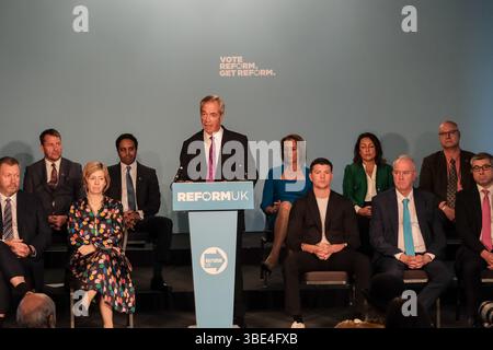 Londra, Regno Unito. Ottobre 2024. Nigel Farage, leader del Partito Reform UK Party, tiene un discorso in una conferenza stampa a Westminster in cui ha annunciato diverse nuove politiche di welfare, sollevando il limite di sussidi per due bambini e ripristinando, tra gli altri, i pagamenti invernali per il carburante, volti ad assistere la popolazione attiva britannica. Credito: Fotografia dell'undicesima ora/Alamy Live News Foto Stock