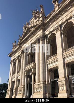 La facciata principale della Basilica di San Giovanni in Laterano, a Roma Foto Stock