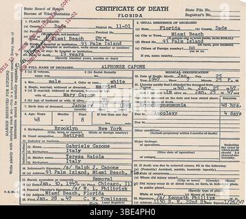 Il certificato di morte di al Capone. Alphonse Gabriel Capone (17 gennaio 1899 – 25 gennaio 1947), a volte conosciuto con il soprannome di Scarface, è stato un gangster e uomo d'affari statunitense che ha raggiunto la notorietà durante l'era del proibizionismo come co-fondatore e capo del Chicago Outfit dal 1925 al 1931. Il suo regno di sette anni come boss del crimine finì quando fu imprigionato all'età di 33 anni. Foto Stock