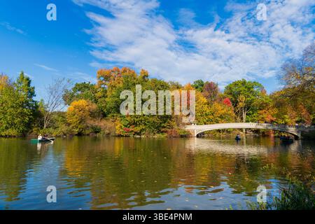 New York City, USA - 25 ottobre 2023: Central Park con alberi autunnali. Natura autunnale. New York City Central Park con barca sul lago. Paesaggio e natura autunnali Foto Stock