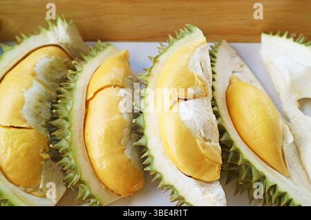 Un mucchio di frutti duriani aperti che mostrano la sua deliziosa carne Foto Stock