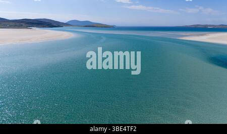 Una vista aerea del mare azzurro al largo di Luskentyre Beach sull'isola di Harris, Scozia, Regno Unito Foto Stock