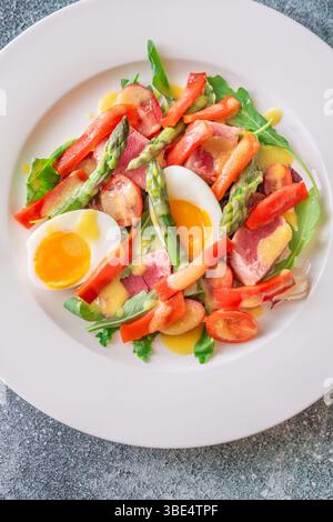 Ingredienti brillanti riposano in armonia, texture morbide e colori audaci sul palco in porcellana Foto Stock