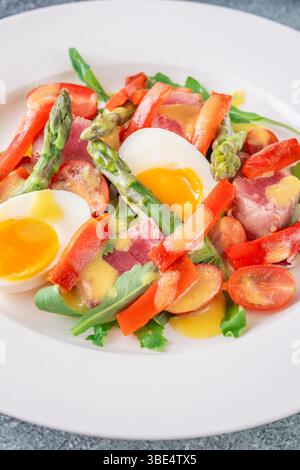 Ingredienti brillanti riposano in armonia, texture morbide e colori audaci sul palco in porcellana Foto Stock