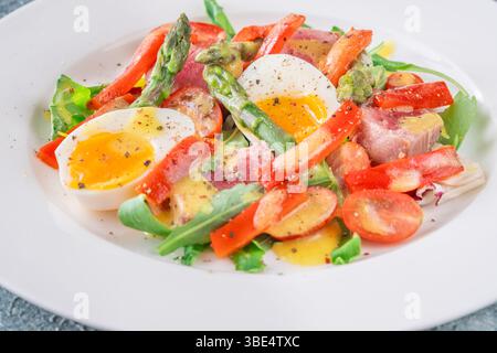 Ingredienti brillanti riposano in armonia, texture morbide e colori audaci sul palco in porcellana Foto Stock