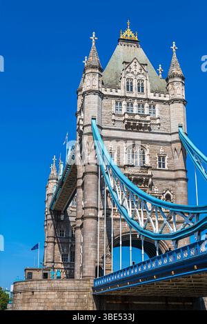 Tower Bridge a Londra in una calda giornata di primavera. Foto Stock