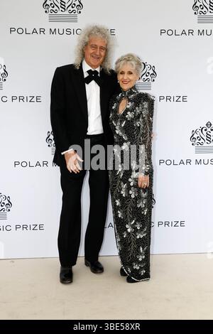 Stoccolma, Svezia. 27 maggio 2025. Il premio Polar Music Prize Queen's Brian May con la moglie Anita Dobson arriva al premio Polar Music 2025, che viene assegnato al Grand Hotel di Stoccolma, Svezia, il 27 maggio 2025. Foto: Stefan Jerrevång/TT/Code 60160 credito: TT News Agency/Alamy Live News Foto Stock