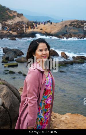 Immagine ad alta risoluzione che cattura lo splendido paesaggio costiero e le famose formazioni rocciose del Geopark Yehliu nel nord di Taiwan. Dotato di robuste S Foto Stock