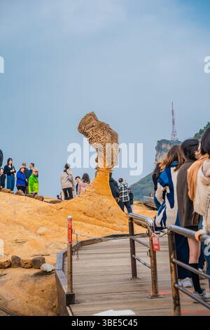 Immagine ad alta risoluzione che cattura lo splendido paesaggio costiero e le famose formazioni rocciose del Geopark Yehliu nel nord di Taiwan. Dotato di robuste S Foto Stock